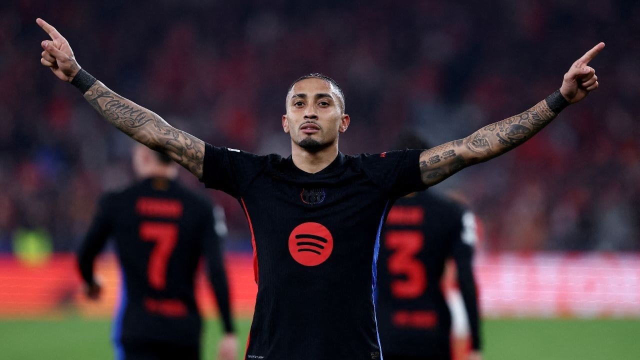 Raphinha decide, e Barcelona supera Benfica com um a menos nas oitavas da Liga dos Campeões