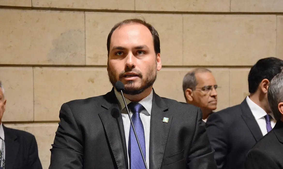 Carlos Bolsonaro cobra "união da direita" sobre apreensão do passaporte de Eduardo