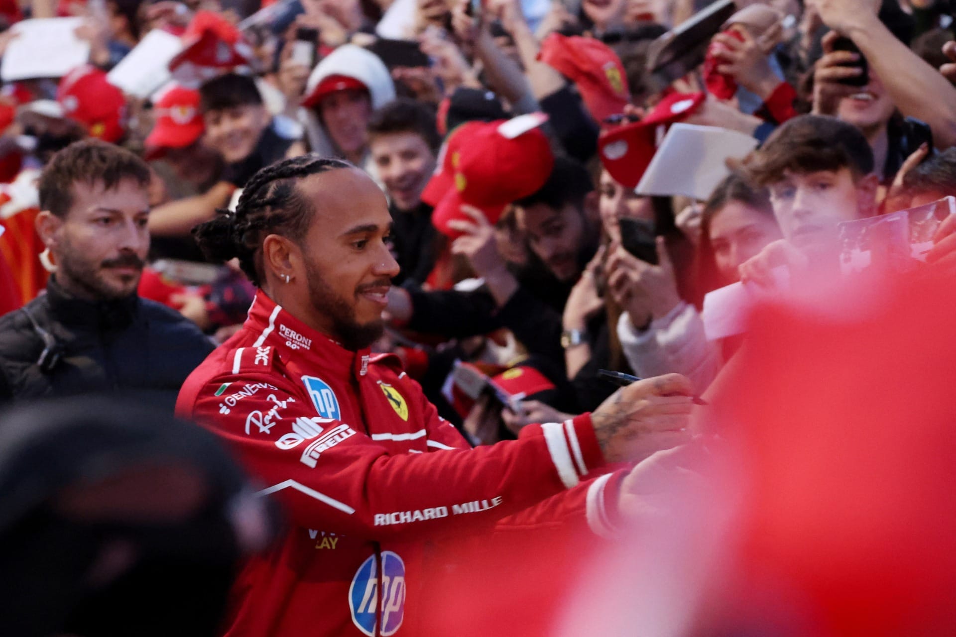Leclerc se empolga com início de trabalho com Hamilton na Ferrari e ganha elogios do parceiro