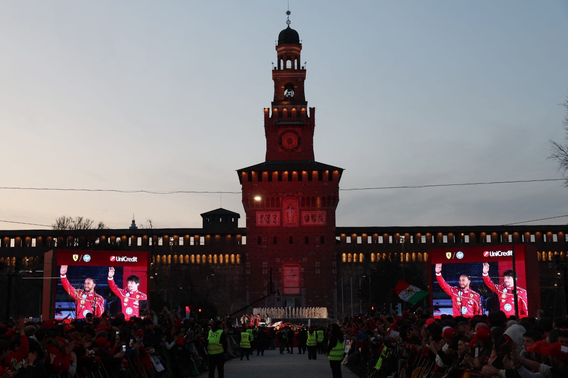 Apresentação da Ferrari na Piazza Castello em Milão