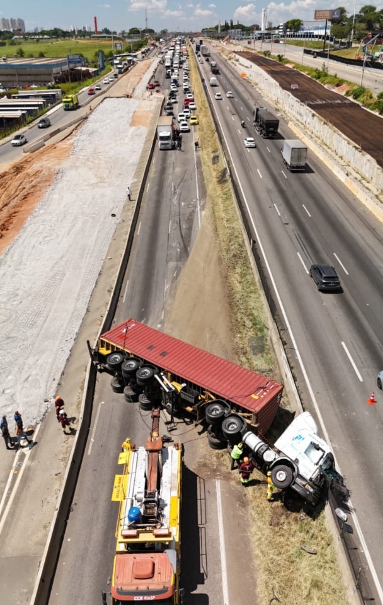 Carreta tombada causa mais de 14km de congestionamento na Dutra em Jacareí