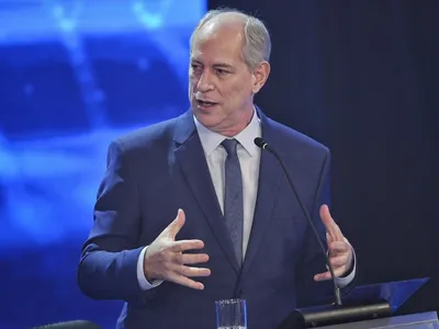 Ciro Gomes se filia ao PSDB e vai disputar o governo do Ceará em 2026