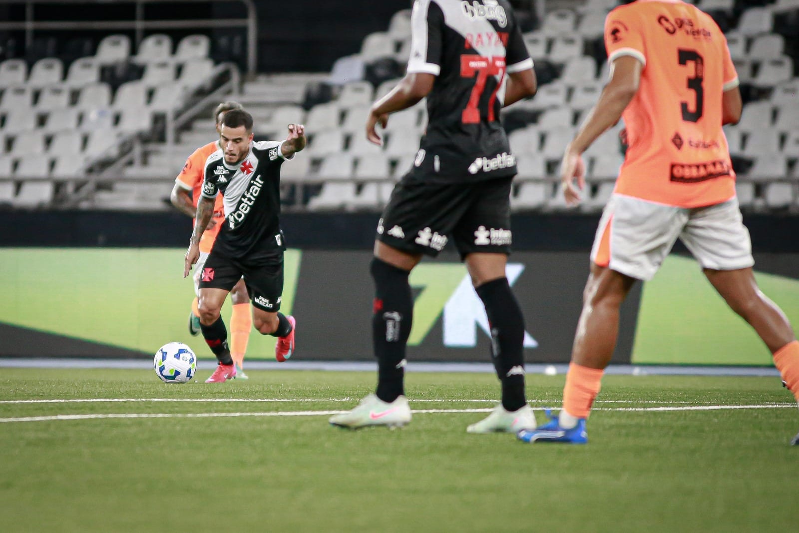 Coutinho faz golaço, Vasco bate o Nova Iguaçu e avança à 3ª fase da Copa do Brasil