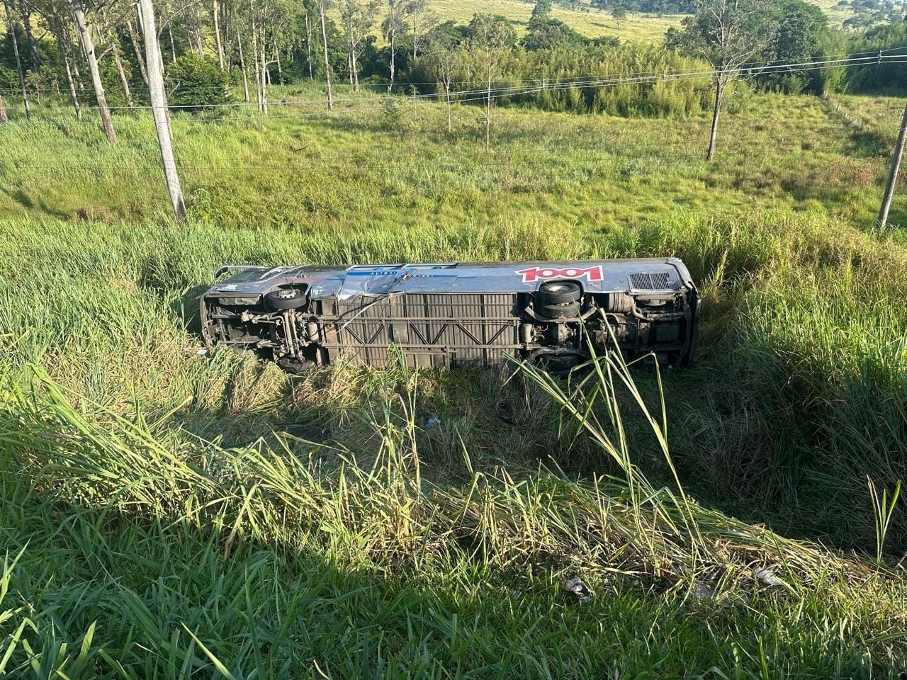 Ônibus cai em ribanceira na Dutra e deixa um morto e 25 feridos em Pindamonhangaba