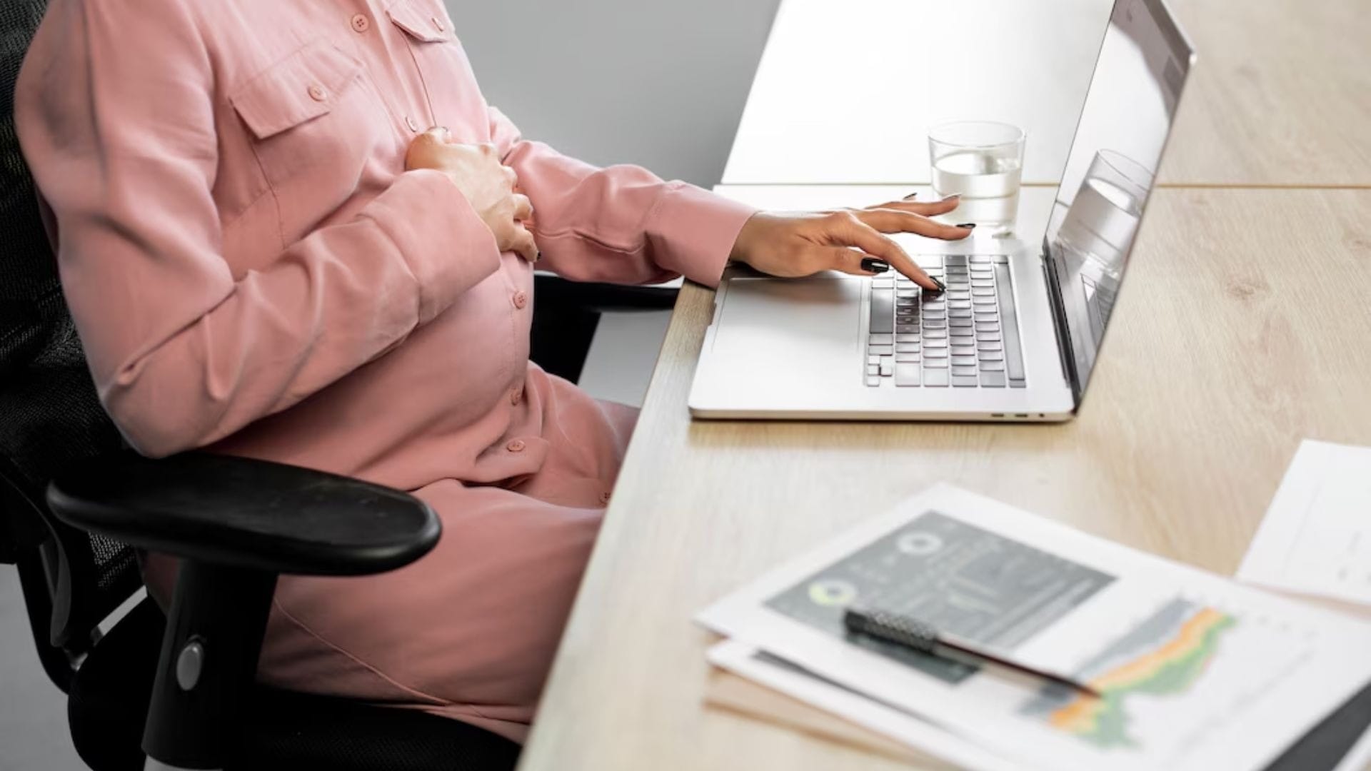 Falta de oportunidade e demissões são frequentes entre mães e gestantes | Reprodução/Freepik