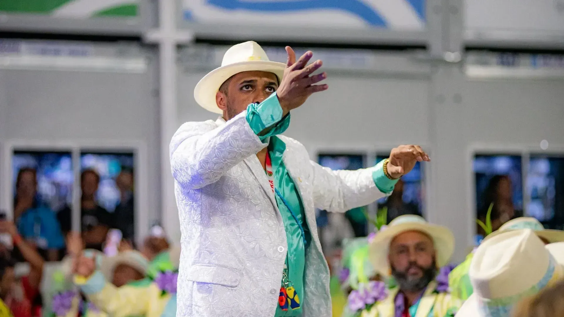 Mestre de Bateria da Grande Rio se desculpa após bateria ser o único quesito a não gabaritar