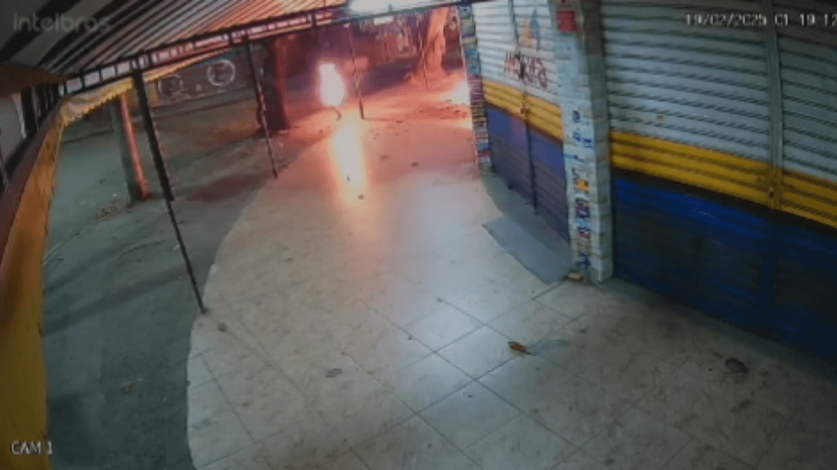 Novas imagens mostram militar fazendo live de morador de rua sendo incendiado por menor no RJ