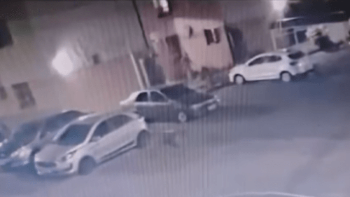 Vídeo: homem agride vizinha em briga por tapete colocado na portaria do prédio em MG
