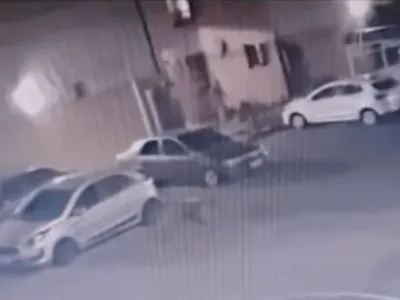 Vídeo: homem agride vizinha em briga por tapete colocado na portaria do prédio em MG