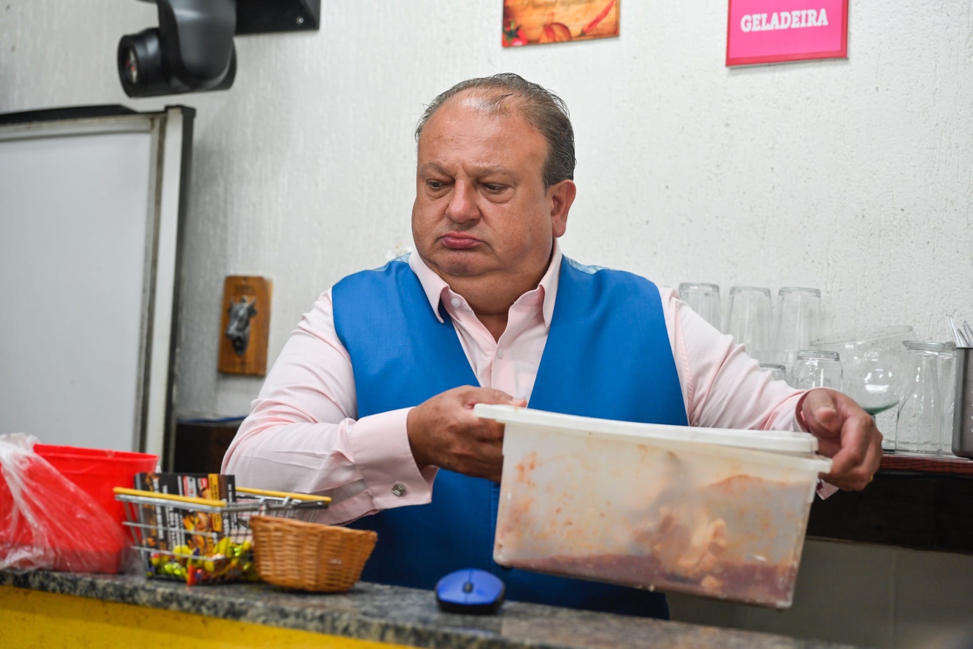 Jacquin passa mal com produtos armazenados estragados em novo episódio de Pesadelo na Cozinha