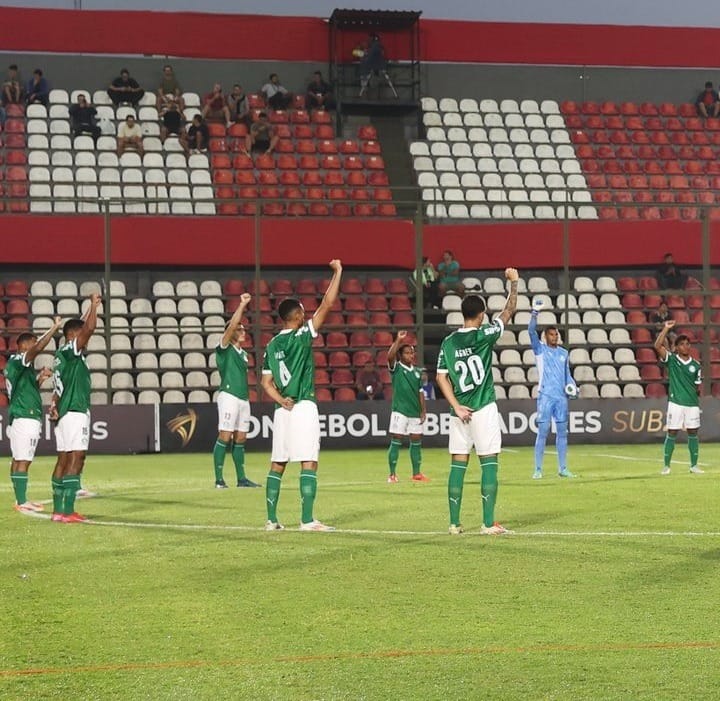 Jogadores do Palmeiras protestam em primeira partida após atos de racismo contra Luighi