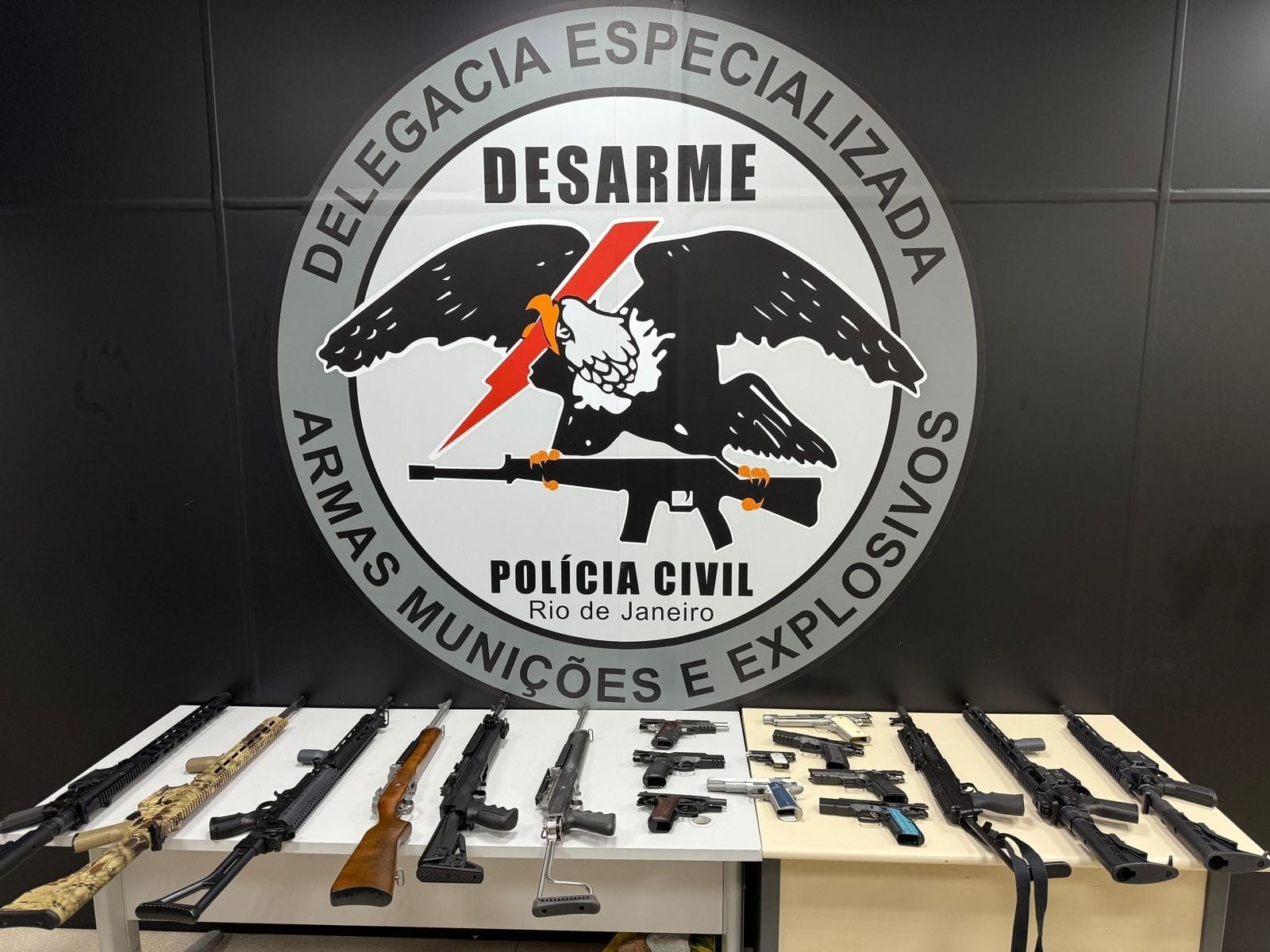Nove fuzis e nove pistolas são apreendidos pela Polícia Civil em um apartamento no Recreio