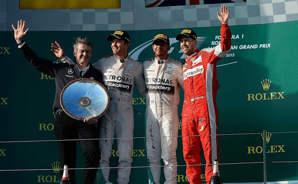 Pódio do GP da Austrália de 2015 com Nico Rosberg, Lewis Hamilton e Sebastian Vettel.Crédito: Ferrari