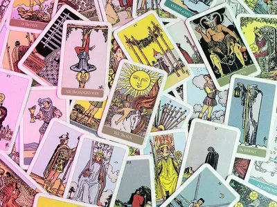 Tarot e encruzilhadas profissionais: quando as cartas iluminam escolhas