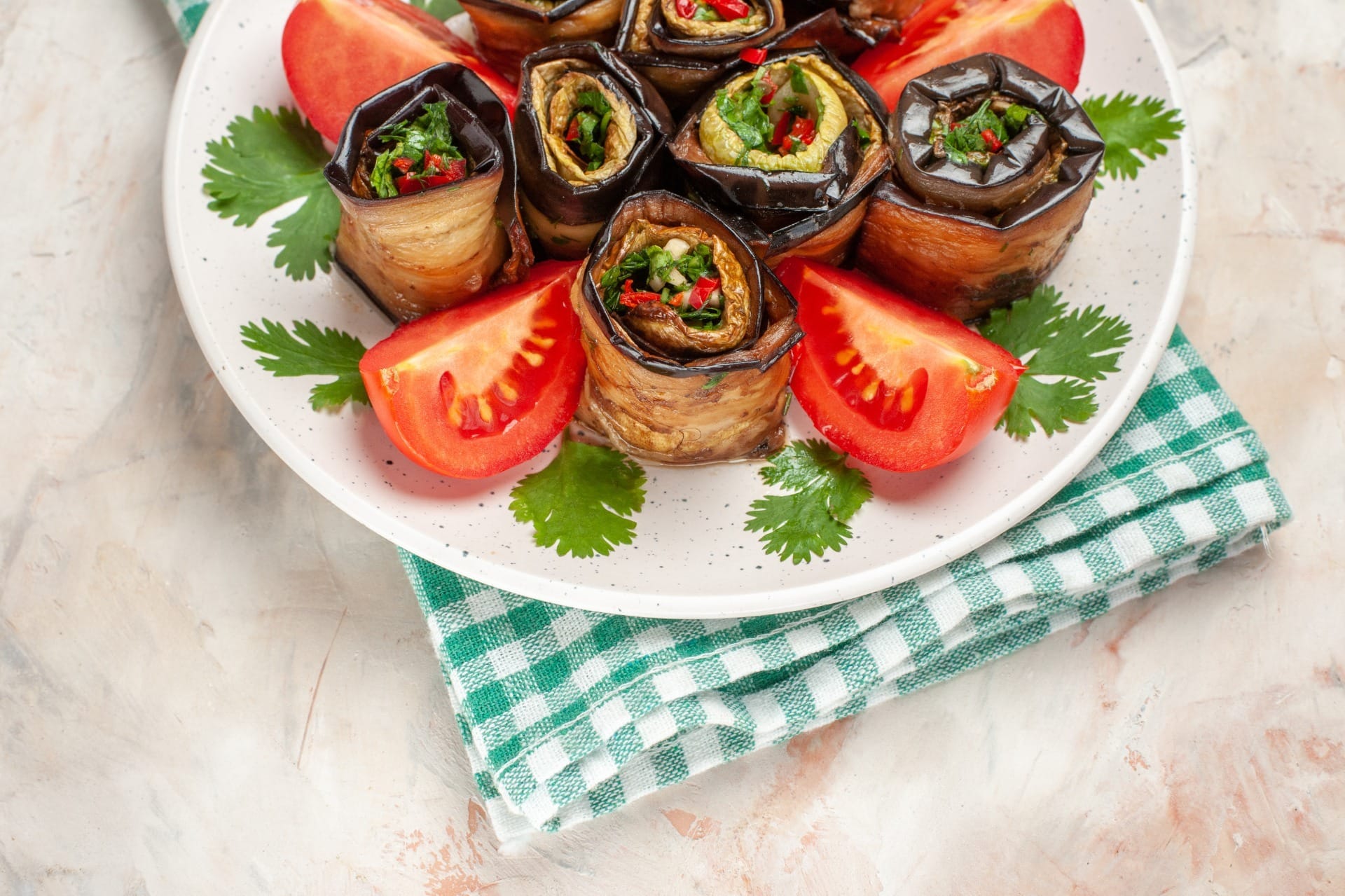 Rolinhos de berinjela gratinados na air fryer são nutritivos, "queijudos" e deliciosos