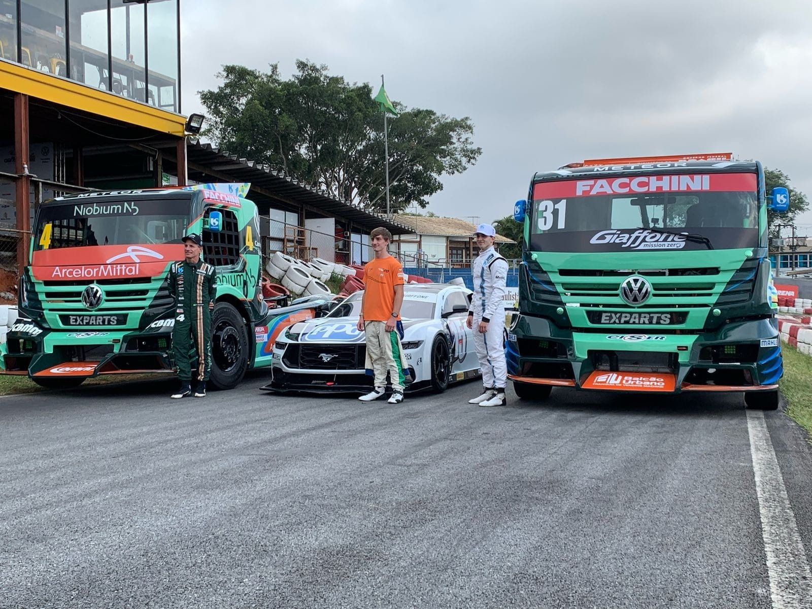 Felipe Giaffone apresenta caminhões e será companheiro de equipe do filho na Copa Truck