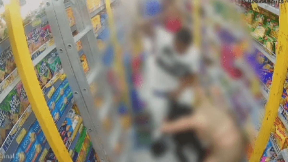 Vídeo: homem agride namorada com socos e chutes dentro de mercado no Centro de SP