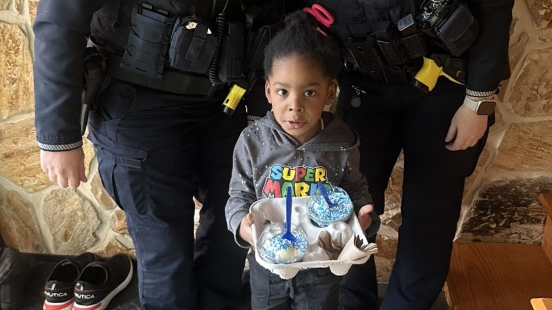 Menino de 4 anos chama a polícia e denuncia mãe por roubar sorvete dele nos EUA