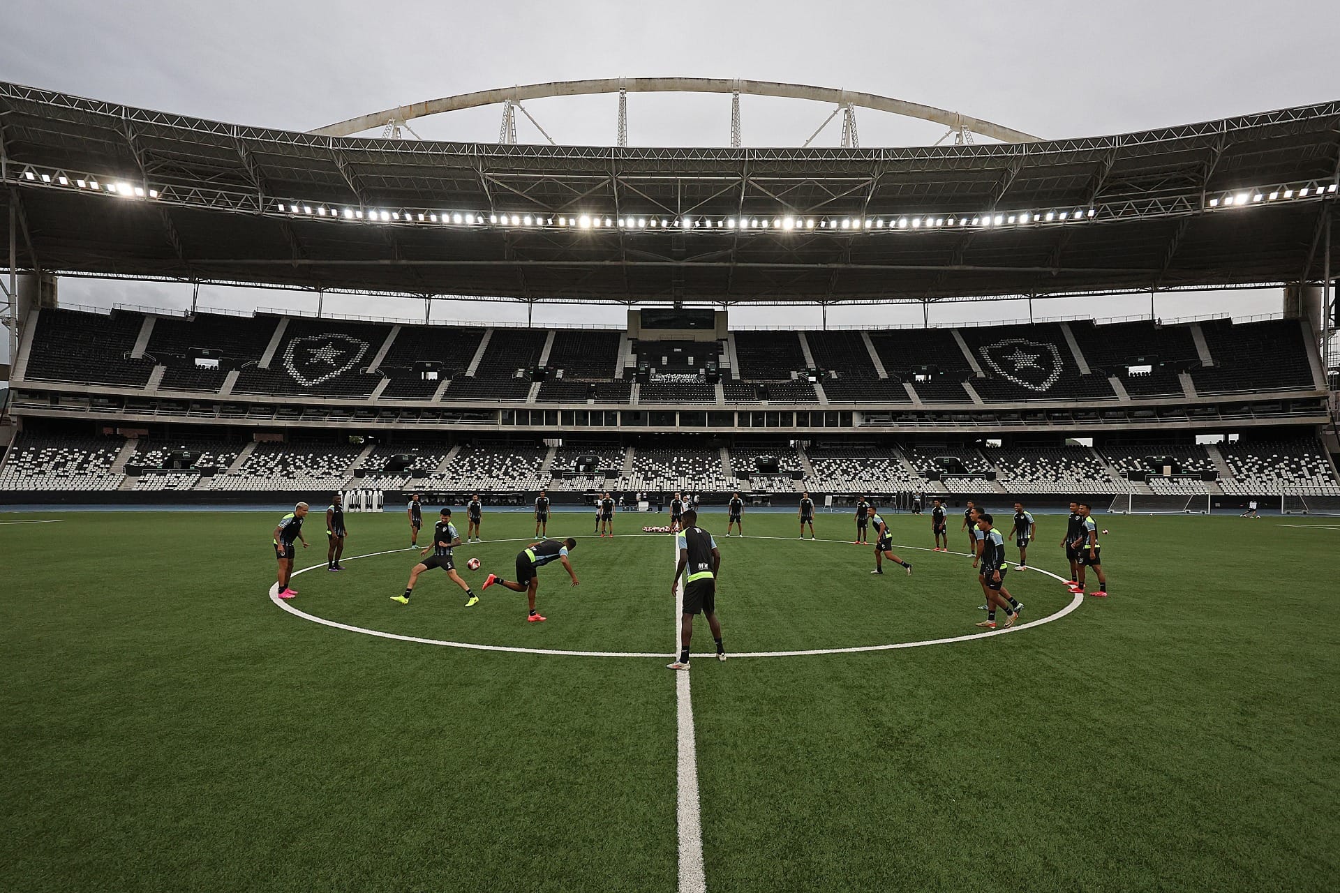 Vasco confirma jogo contra o Fla no Nilton Santos e terá 90% da capacidade