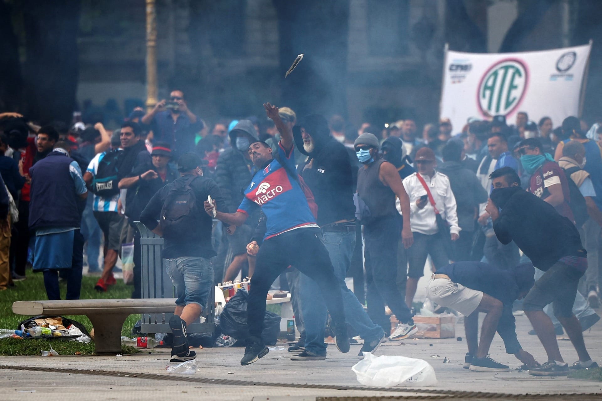 Protesto de aposentados com participação de 'barras bravas' termina em confusão na Argentina