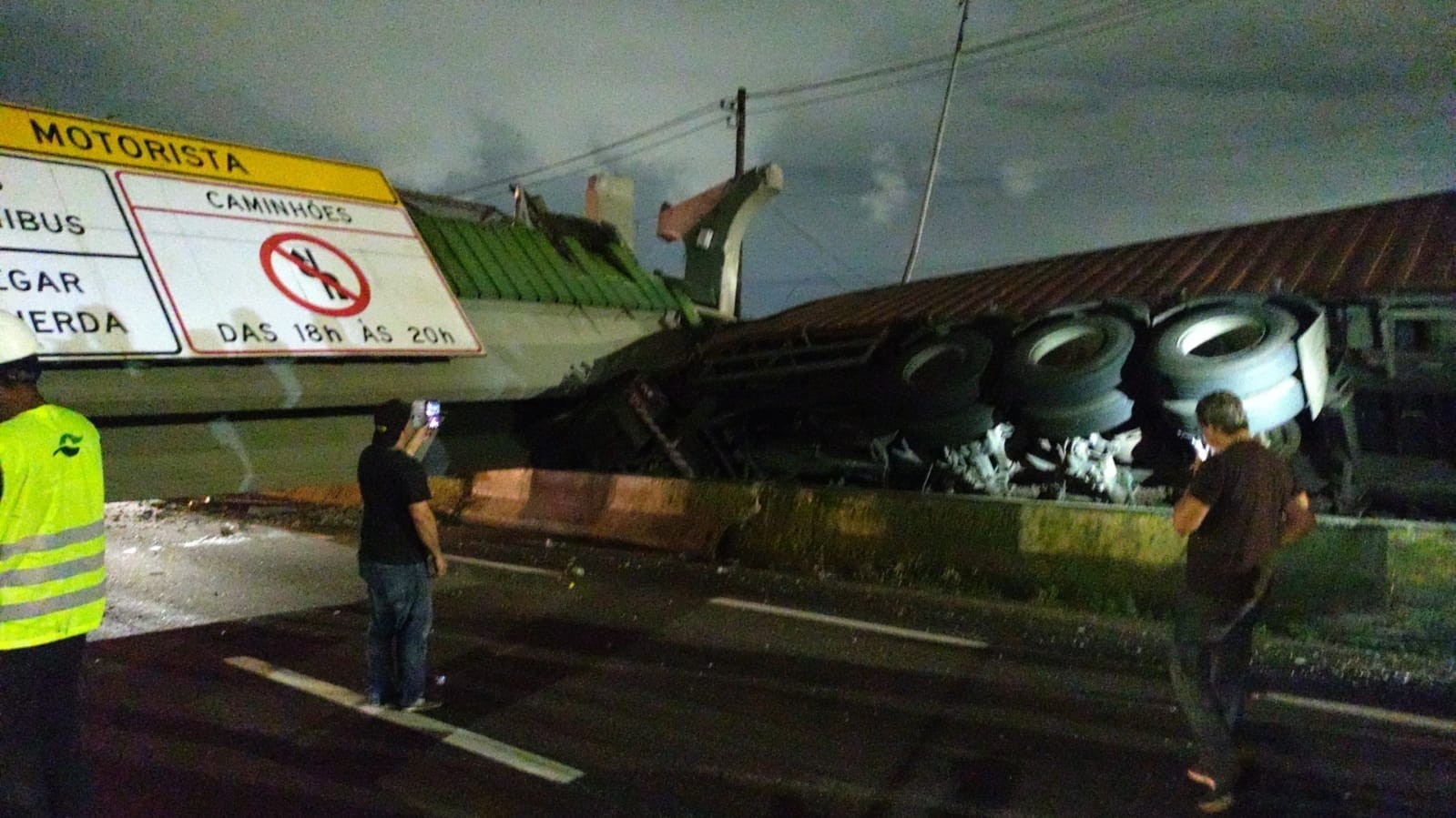 Após queda de passarela, Rodovia Anchieta deve ser liberada na tarde de sexta (14), diz Ecovias