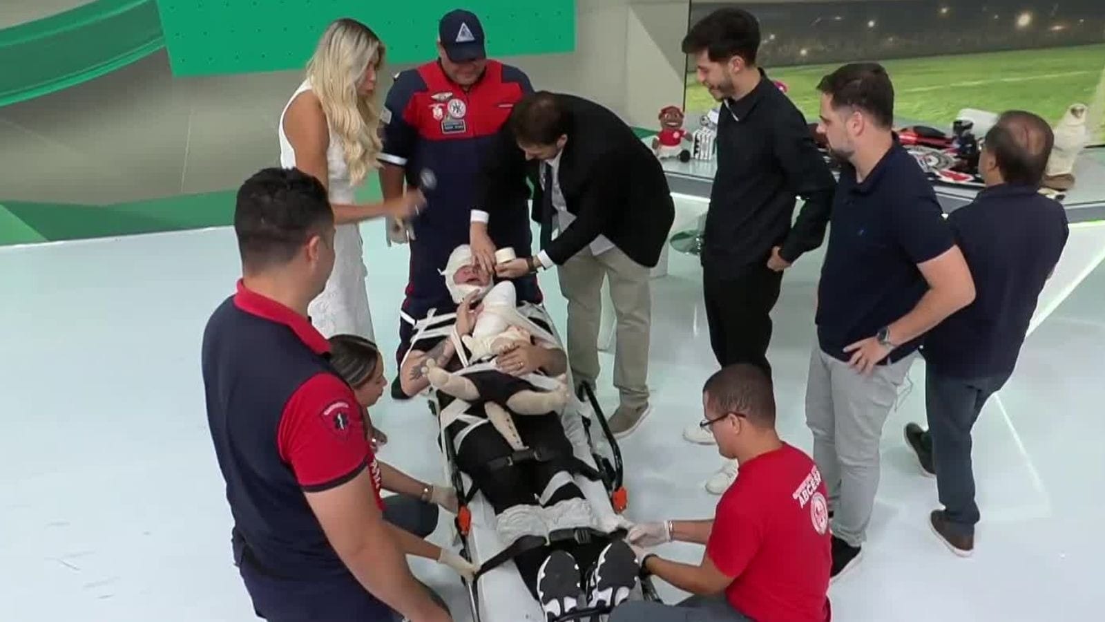 Barrado na catraca e retirado de maca: veja as zoeiras com Ronaldo após eliminação do Timão