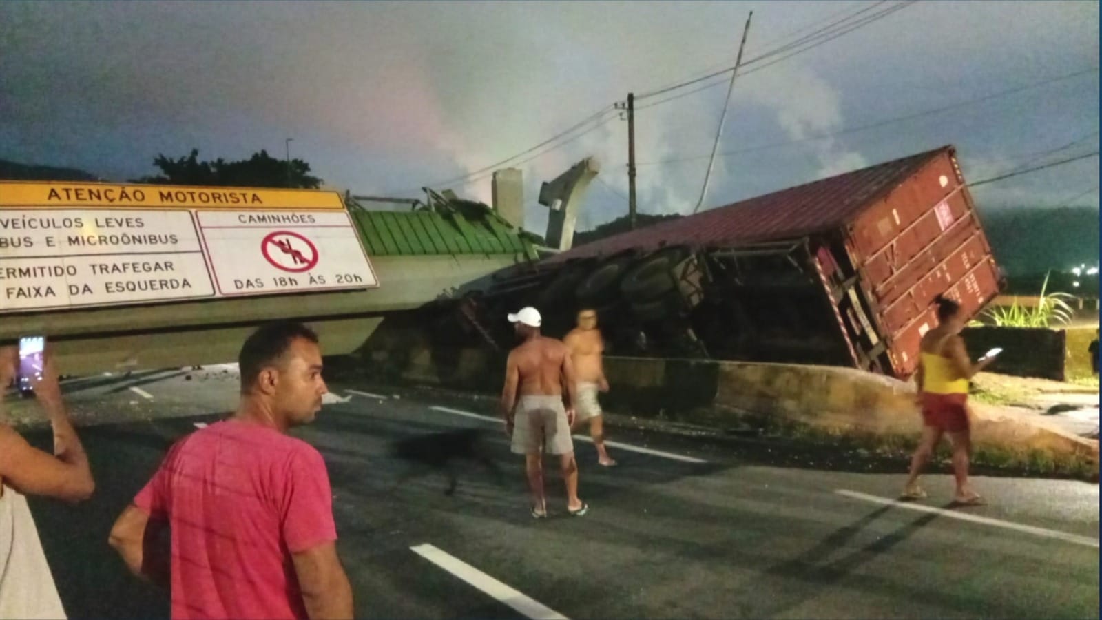 Caminhão derruba passarela de pedestres e interdita Anchieta; não há informações de vítimas