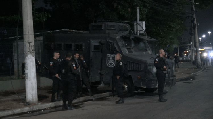 Criminosos do Complexo da Maré utilizam barco para fugir durante operação da Polícia Militar