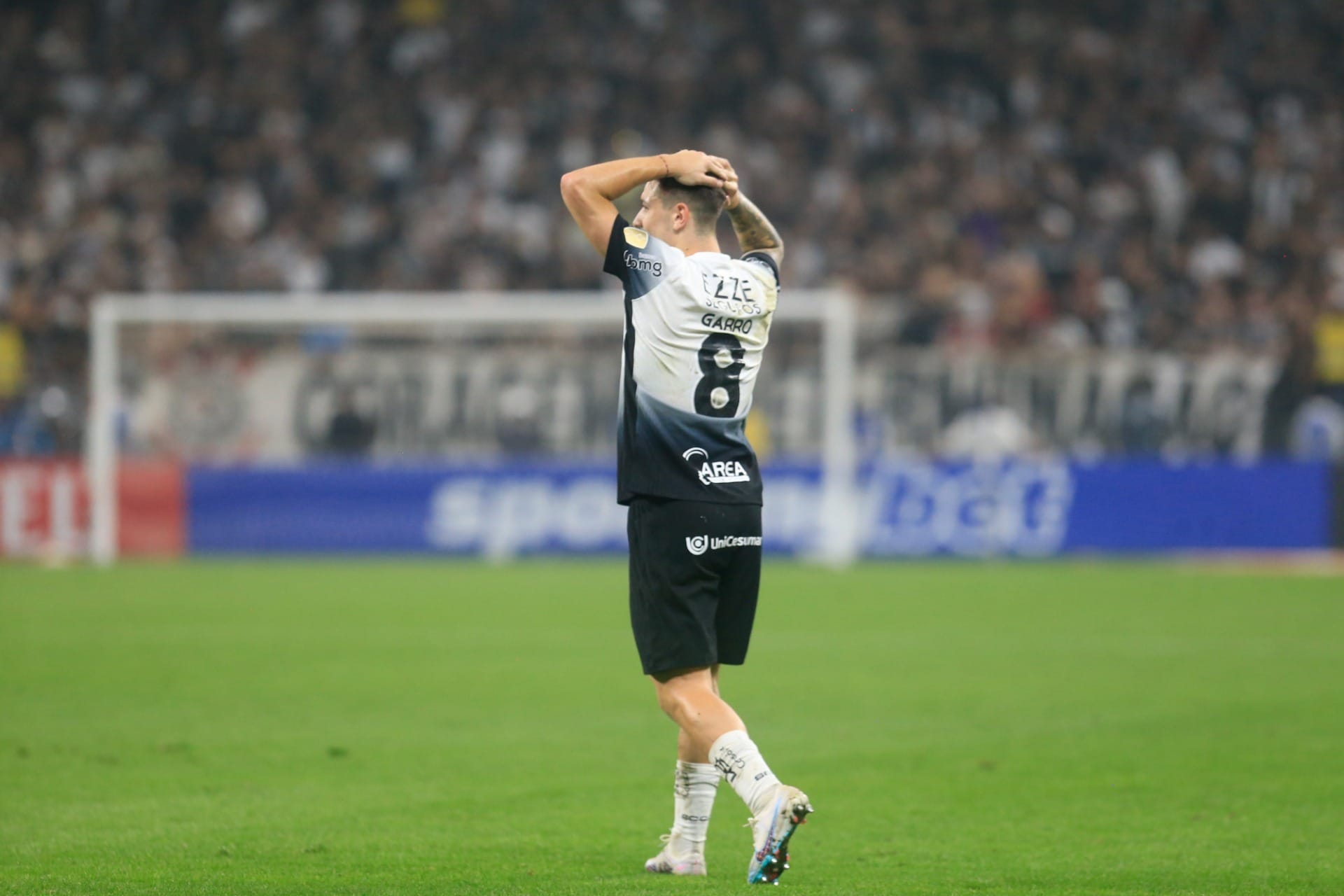 Garro viaja à Espanha para tratar lesão no joelho e desfalca o Corinthians