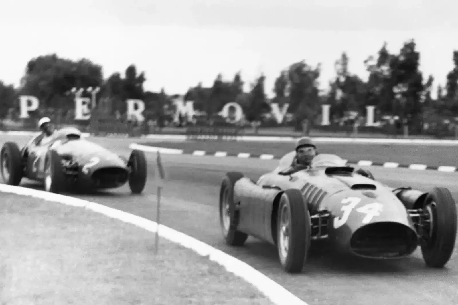 Luigi Musso e Juan Manuel Fangio durante o GP da Argentina de 1956