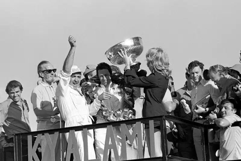 Mario Andretti vence sua prova de estreia na Ferrari e na Fórmula 1 no GP da África do Sul