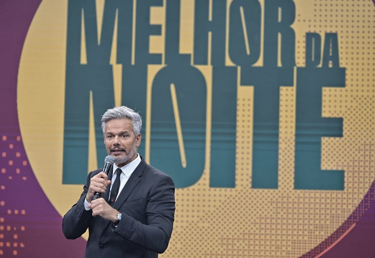 Otaviano Costa chora e faz apresentação musical em estreia do Melhor da Noite; veja o que rolou