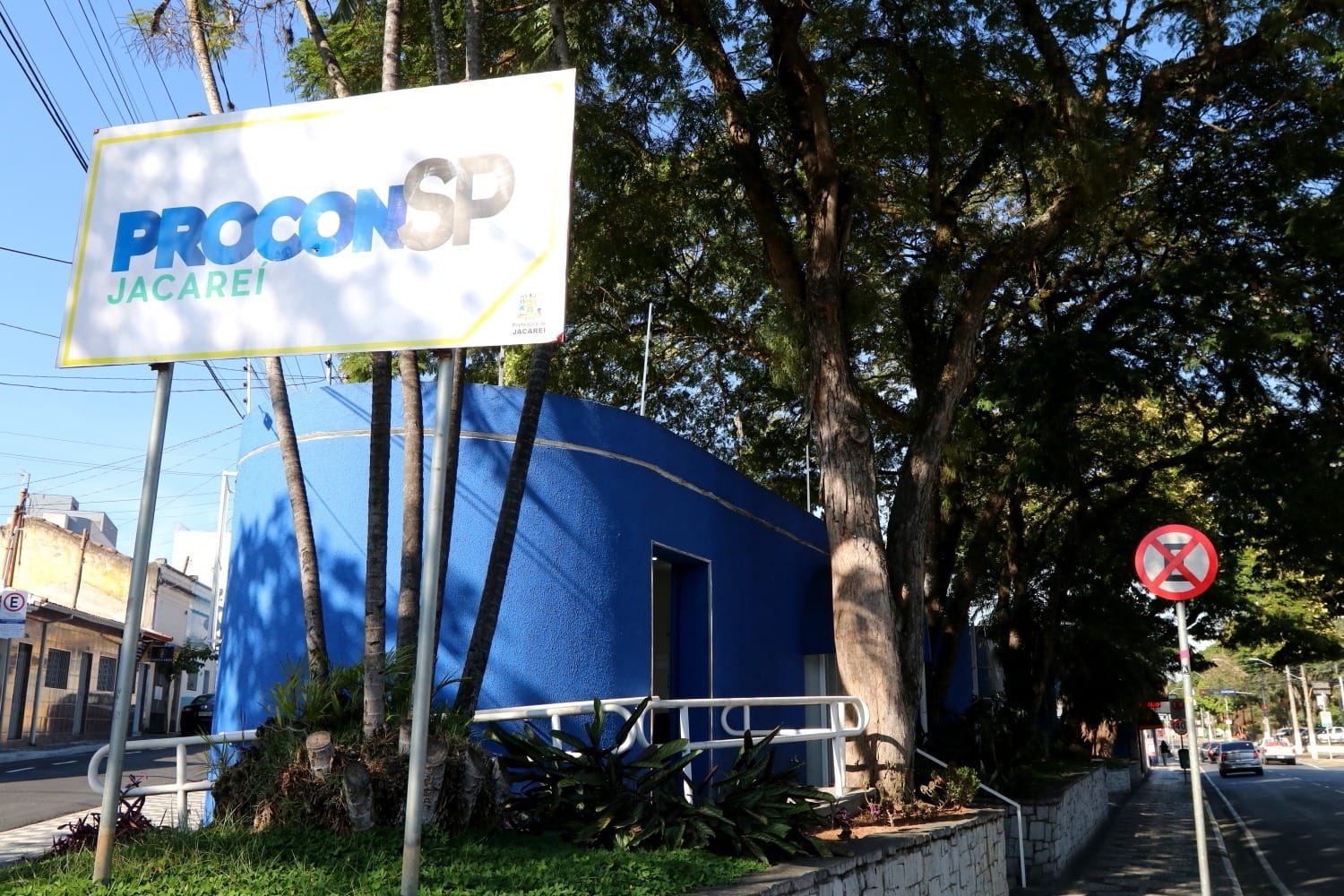 Procon de Jacareí realiza ação de orientação ao público por conta do dia do consumidor