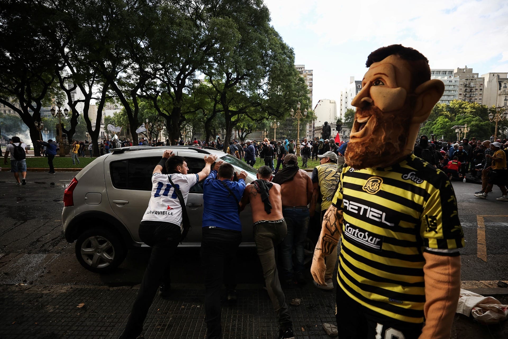 Por que torcidas organizadas estão enfrentando ao lado dos aposentados a polícia de Milei?