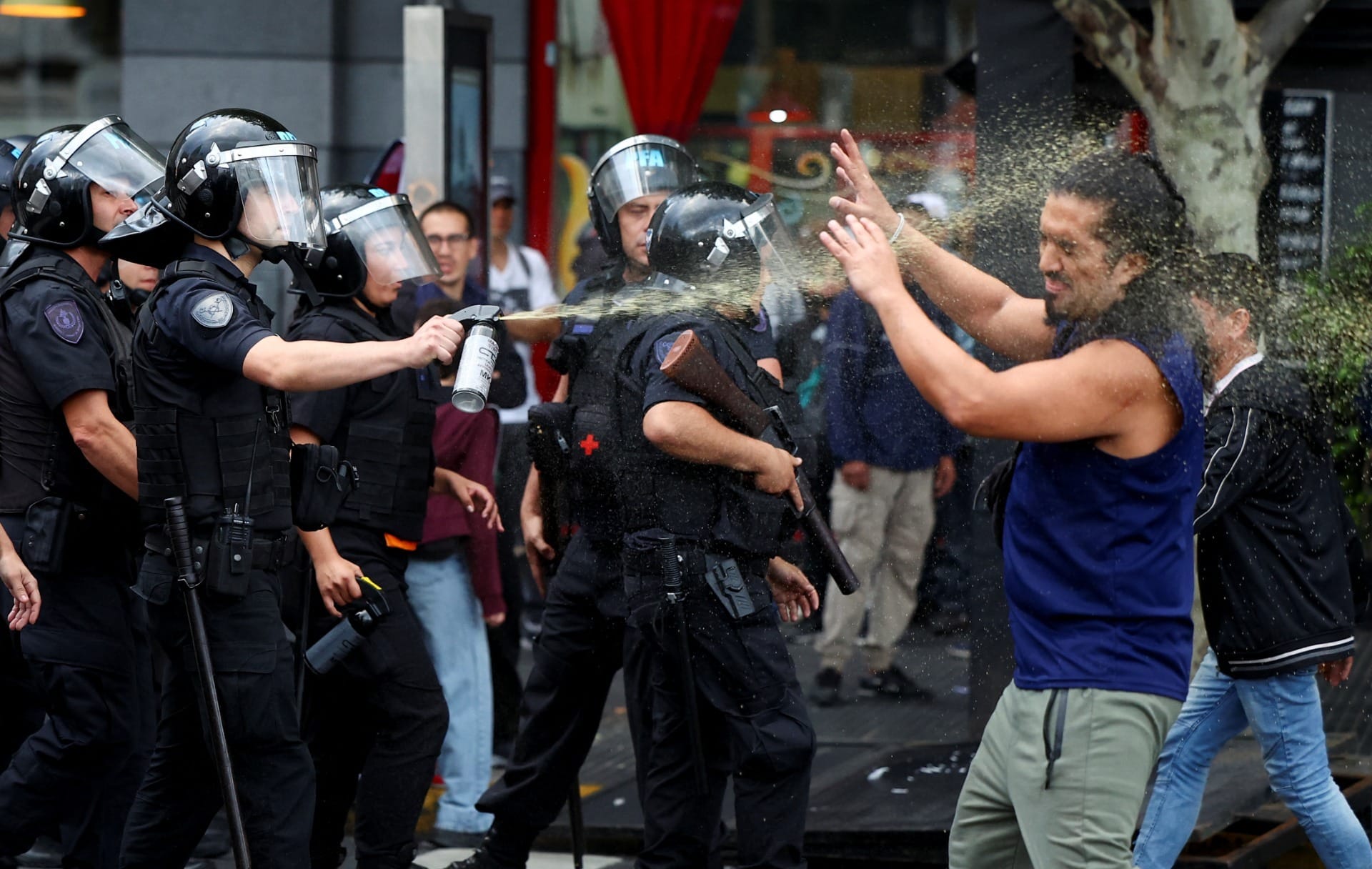 O que Milei fez com a aposentadoria? Entenda protestos que tomaram as ruas na Argentina