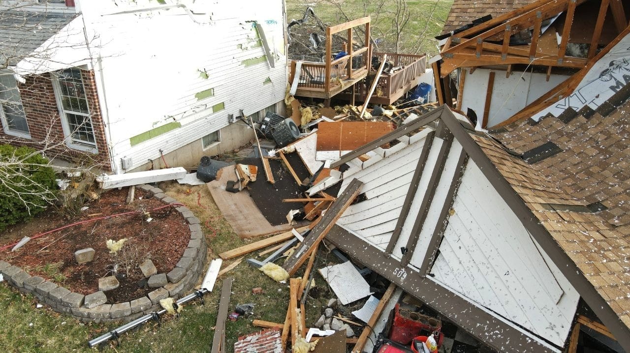 Tempestade nos EUA causa tornados, incêndios e deixa ao menos 17 mortos