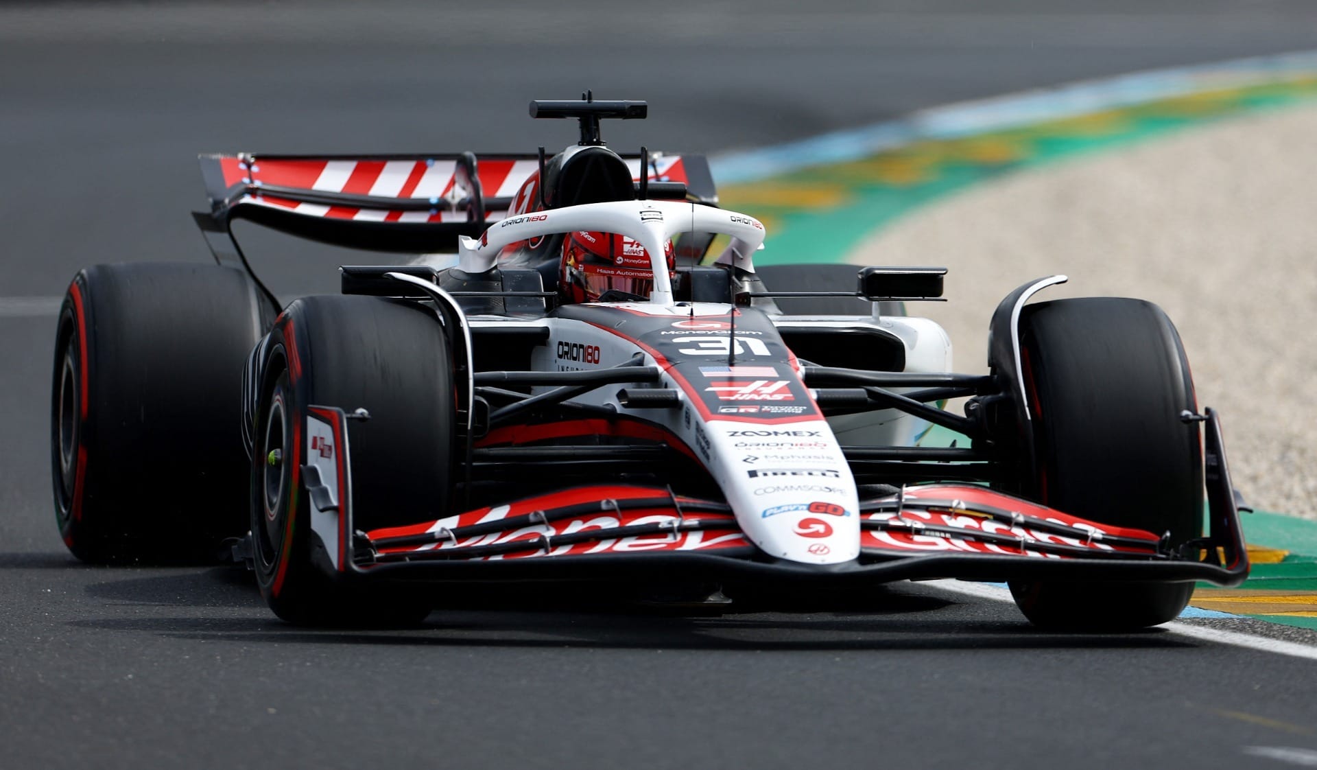 Ocon foi eliminado no Q1, assim como o companheiro dele, Bearman, que teve problemas no carro 