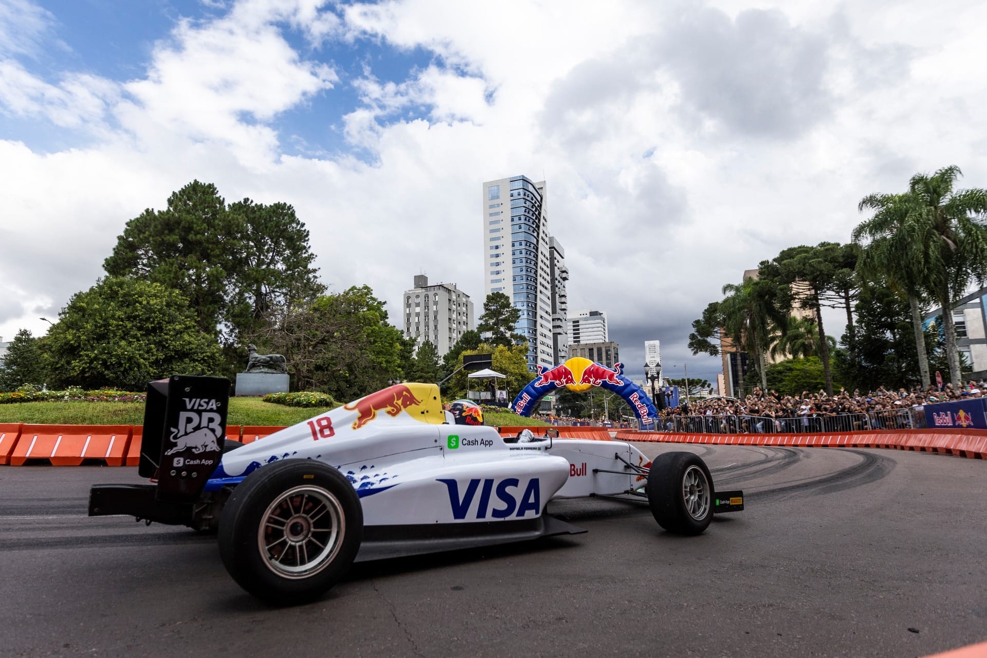 Exibição de carros da Red Bull agita o público em Curitiba