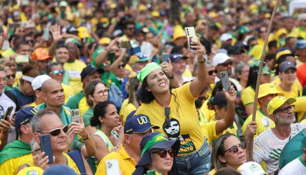 Ato de Bolsonaro reúne 18,3 mil pessoas, menos de 2% do público previsto