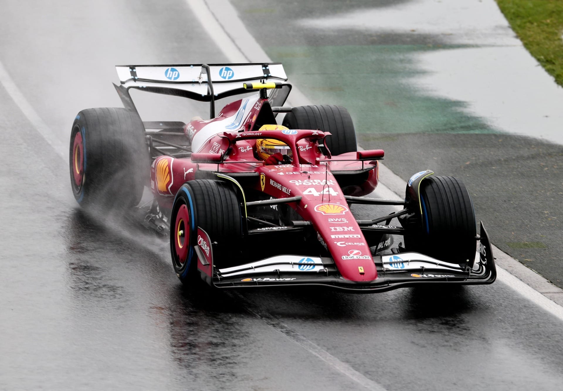 Hamilton critica Ferrari após estreia difícil na Austrália: "Pior do que eu esperava"