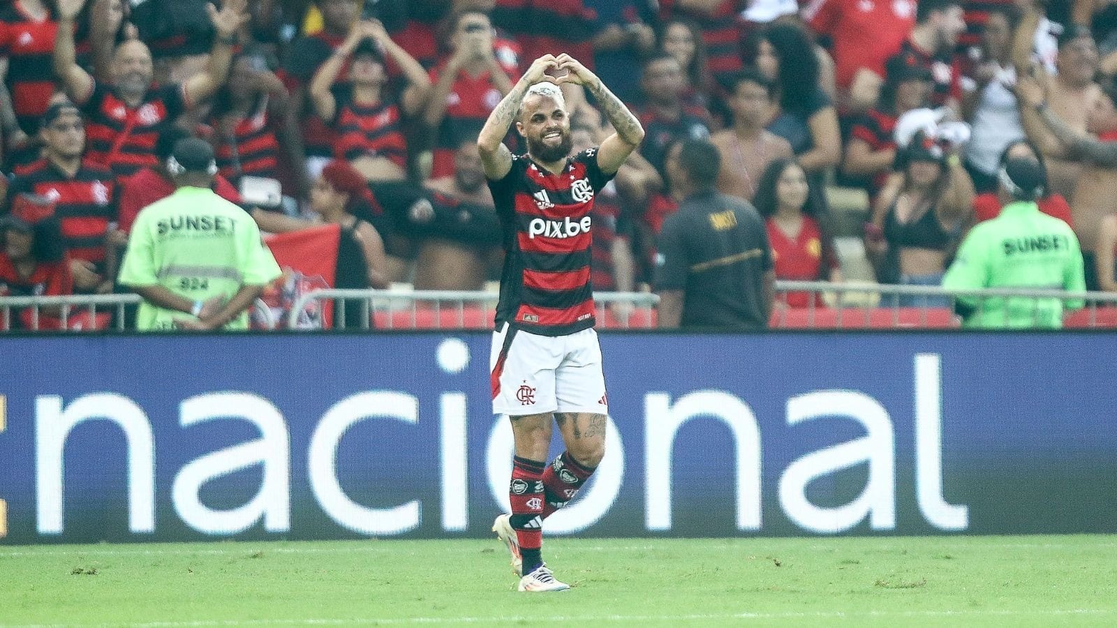 Flamengo rescinde contrato com o atacante Michael