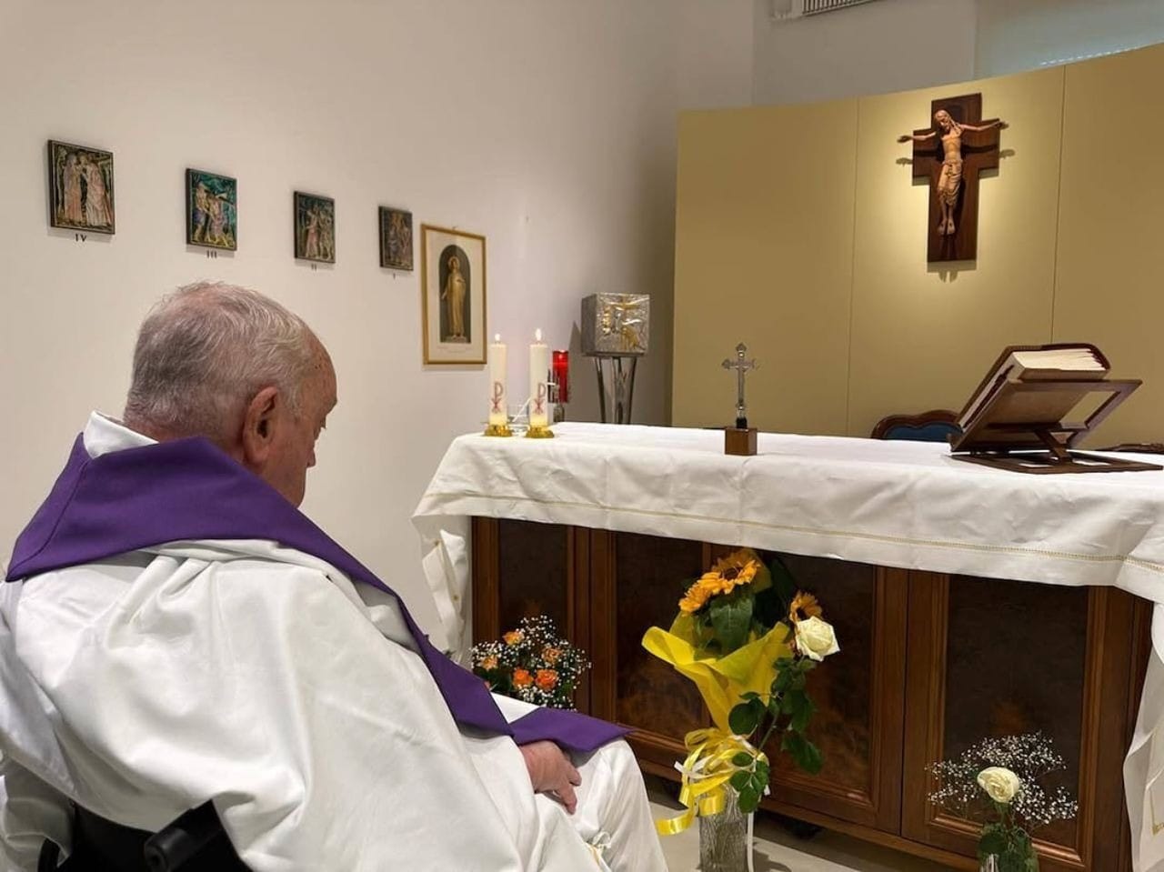 Papa Francisco aparece em foto divulgada pelo Vaticano