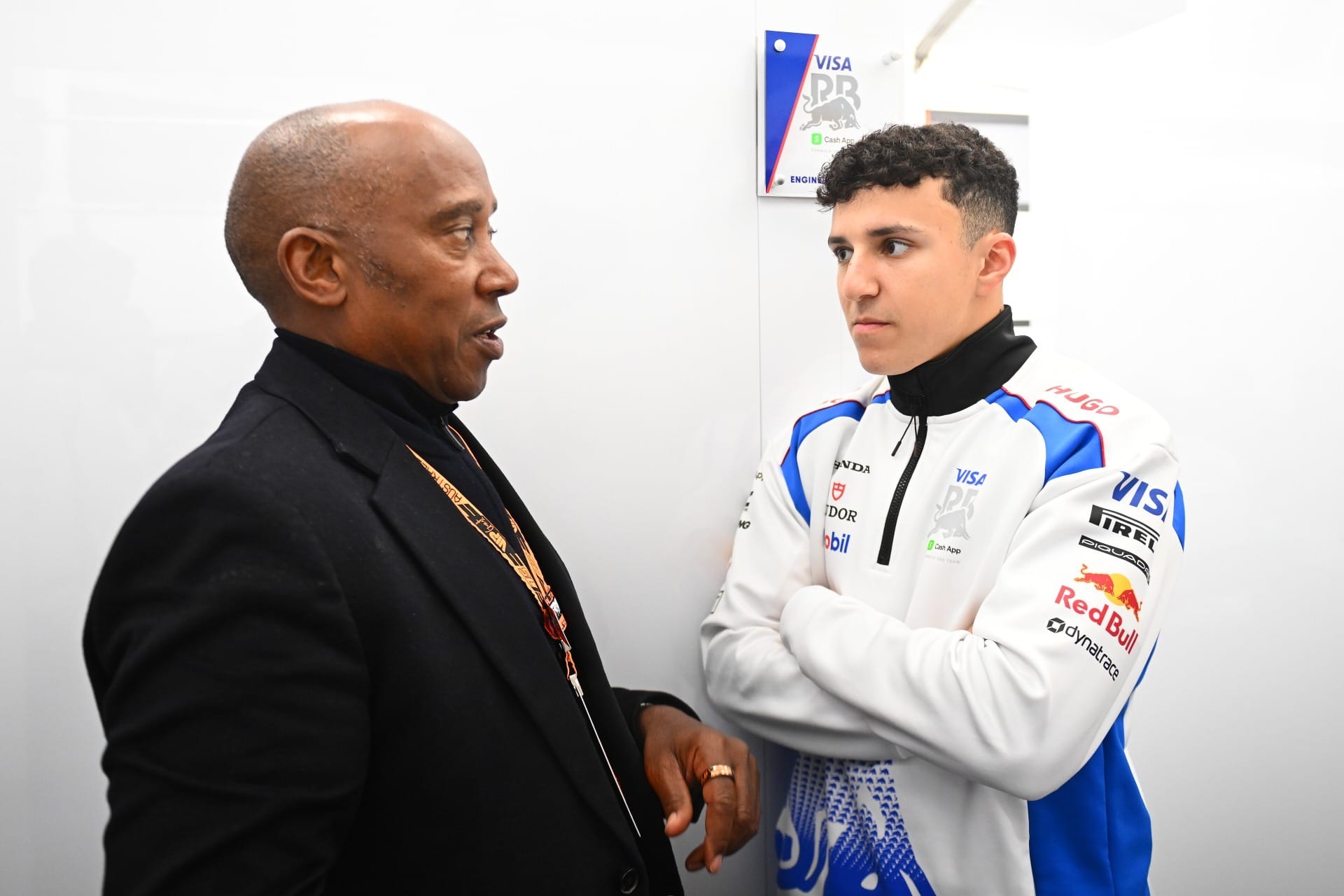 'Senti por ele', diz pai de Hamilton após acidente de Hadjar antes do GP da Austrália