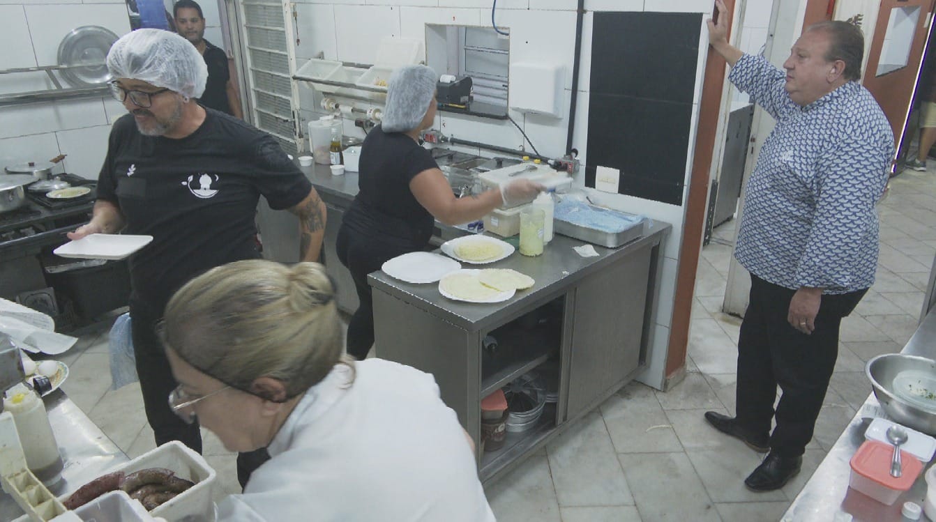 Barata causa confusão na cozinha e Jacquin detona proprietário de restaurante: "Isso é triste"