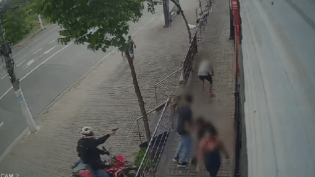 Vídeo: CAC reage a tentativa de assalto, troca tiros com bandidos e é baleado em SP