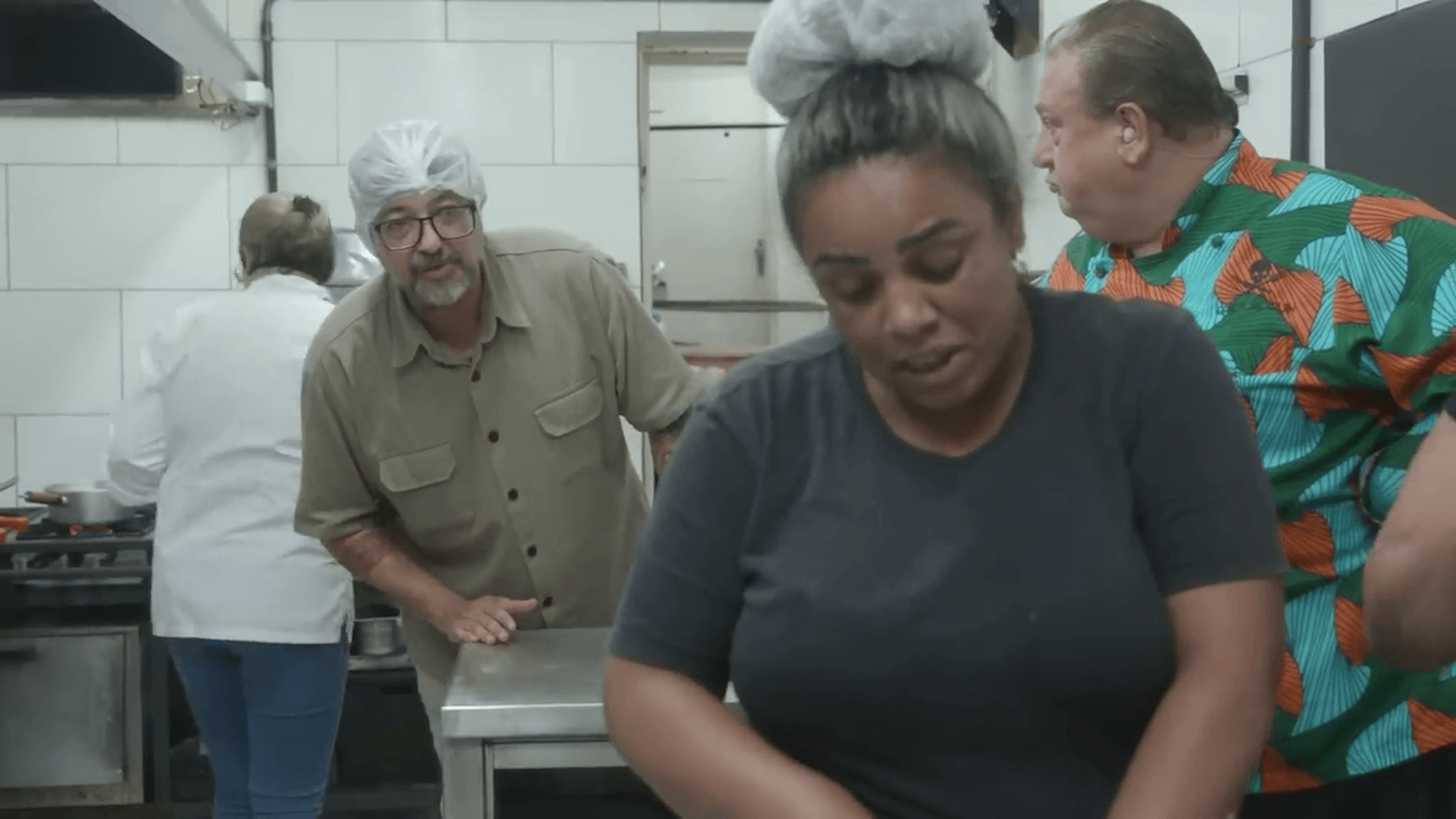 Proprietário se irrita e bate boca com funcionária na frente de clientes: "Eu sou o dono"
