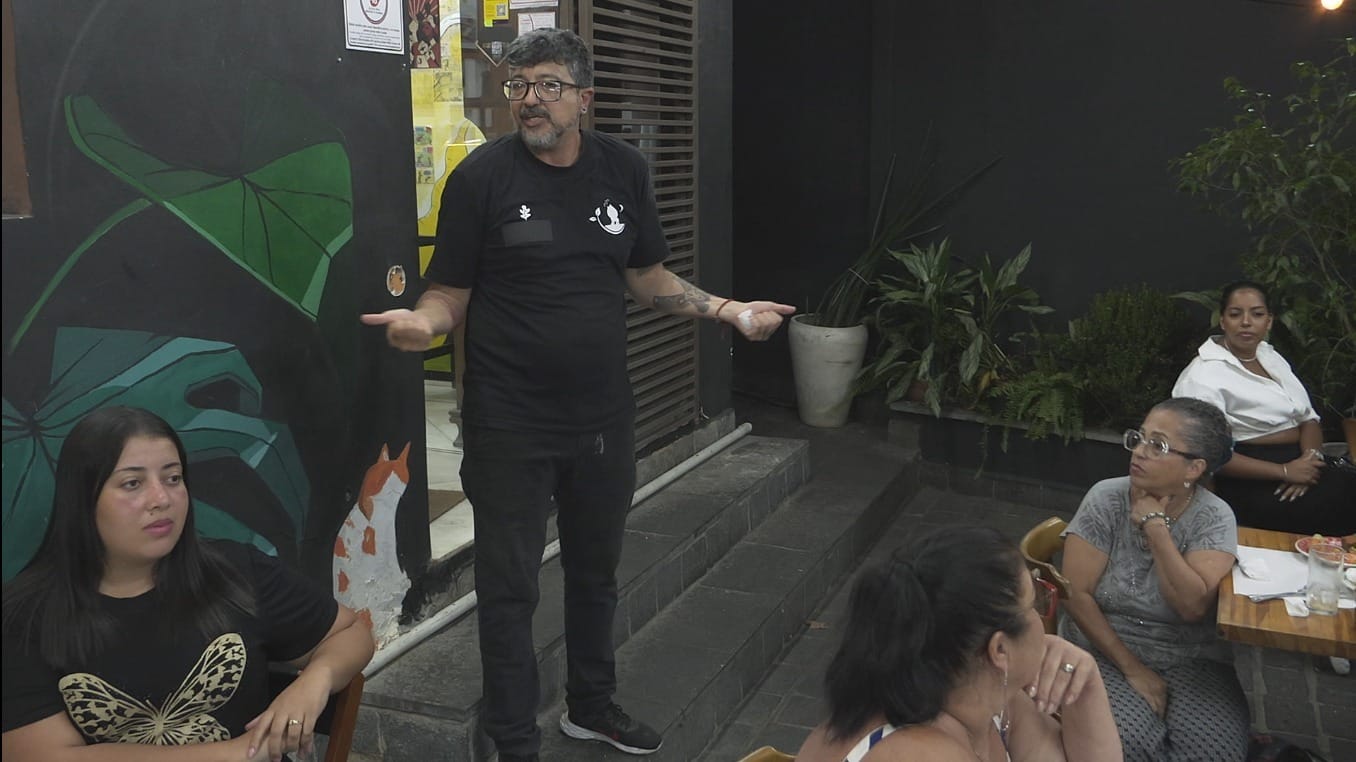 Dono que expulsou clientes de restaurante desabafa sobre confusão: "Quem manda sou eu"