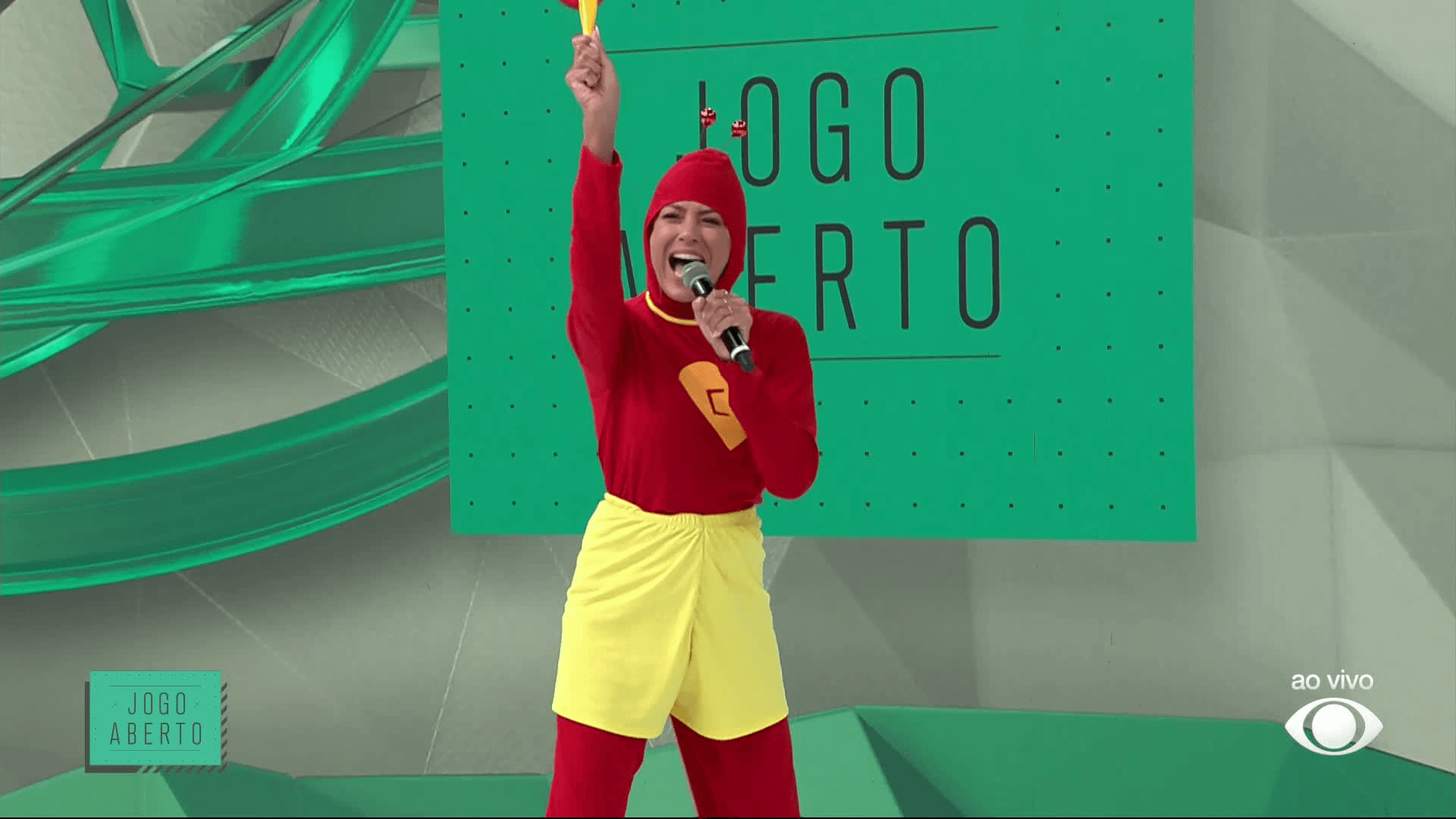 Renata Fan se veste de Chapolin, rola no chão e enlouquece com título do Inter; assista