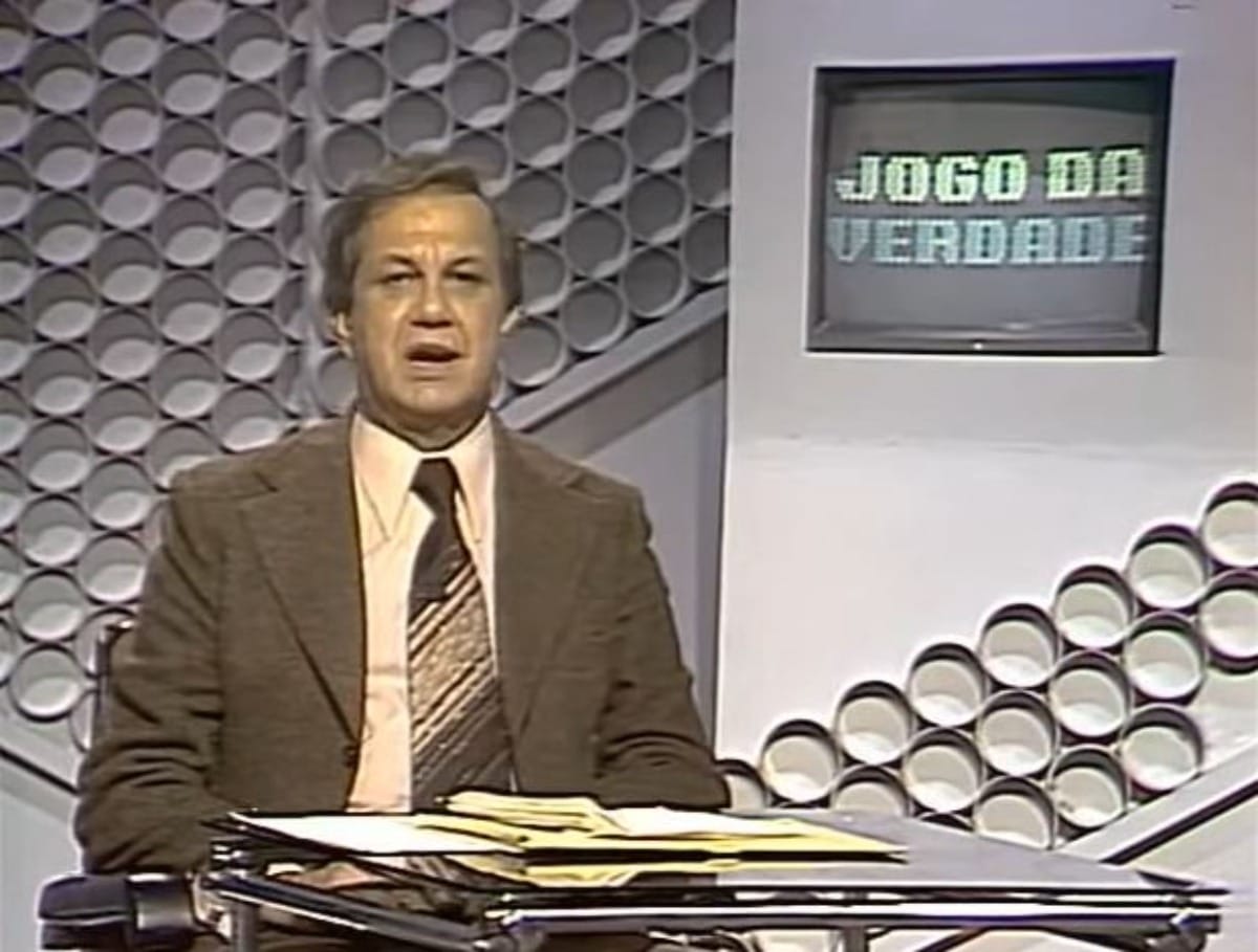 Salomão Esper como apresentador do programa 'Jogo da Verdade', na TV Cultura, na última entrevista de Elis Regina | Crédito: TV Cultura/YouTube