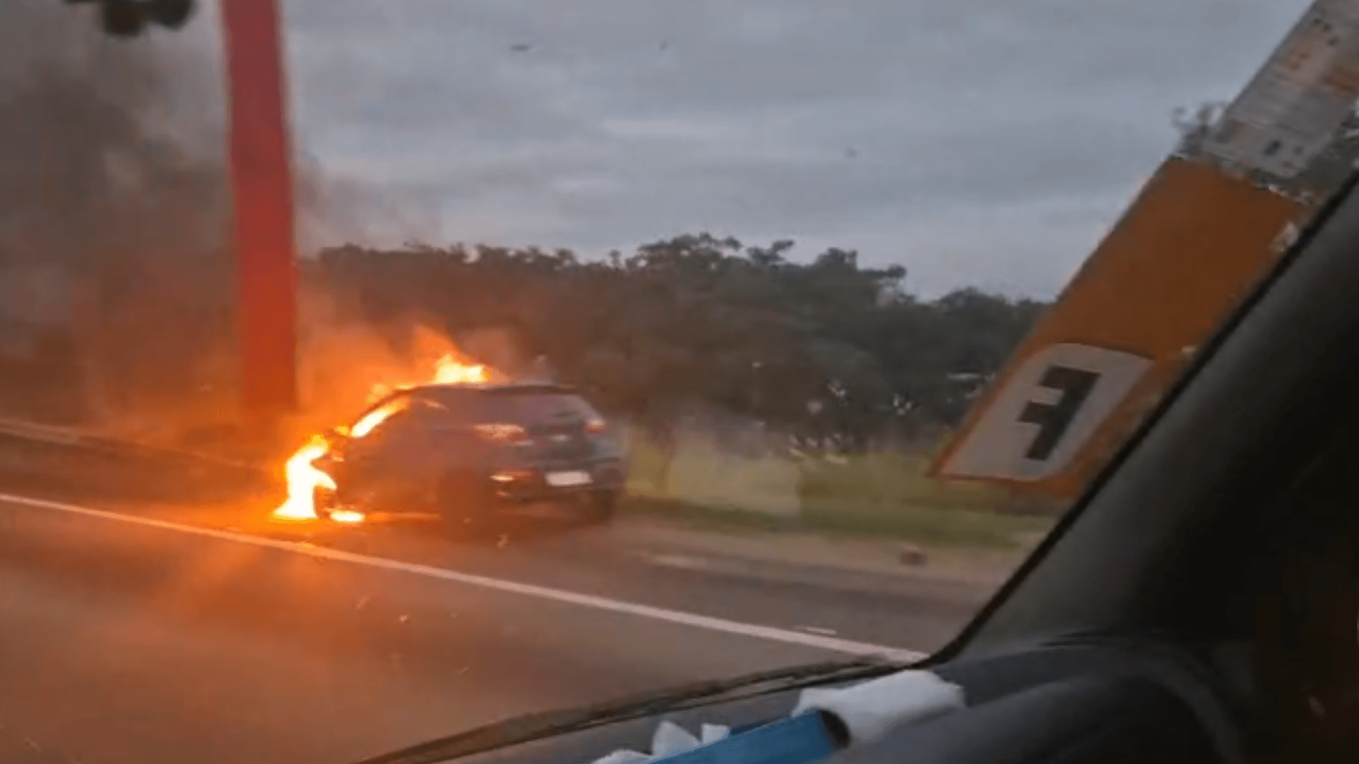 Carro pega fogo após se envolver em acidente na Dutra em Caçapava